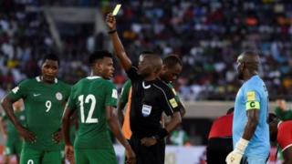 Alkalin wasa lokacin da ya ba wa Abdullahi Shehu katin gargadi a wasan Najeriya da Zambia