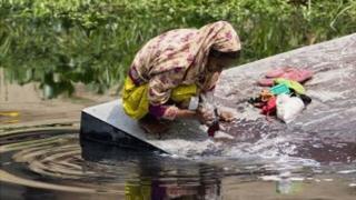 কাপড় ধোয়ার রাসায়নিক-যুক্ত পানি সরাসরি নদী-জলাশয়ে ফেলা হয়