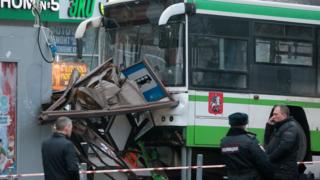 автобус врезался в остановку