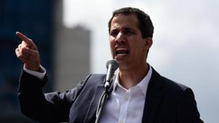 Juan Guaidó fala à multidão durante protesto em 23 de janeiro de 2018