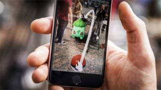 Celular mostrando Pokémon