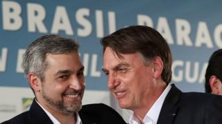 Mario Abdo Benitez e Jair Bolsonaro sorriem e conversam em evento