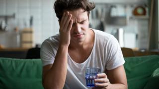 Hombre joven con resaca.