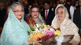 প্রধানমন্ত্রী শেখ হাসিনা এবং ছোট বোন শেখ রেহানাকে বঙ্গভবনে স্বাগত জানাচ্ছেন রাষ্ট্রপতি আবদুল হামিদের স্ত্রী রাশিদা খানম।
