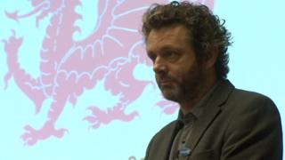 Michael Sheen yn annerch y gynhadledd