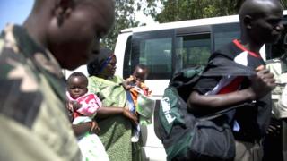 Abahoze muri FDLR bavuga ko Lambert Mende atari mu kuri iyo avuga ko ata burenganzira bafise
