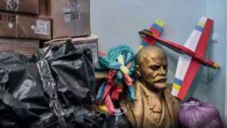 Un busto de Vladimir Lenin entre escómbros
