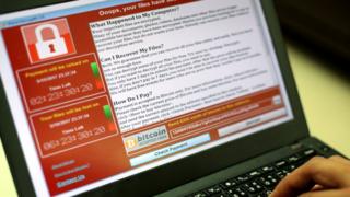 bilgisayar ekranında wannacry virüsünün fidye isteyen websitesi çıkıyor