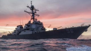 Markabka dagaalka Maraykanka ee USS John McCain ee shilka galay