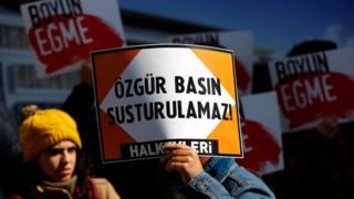 Türkiye'de gazetecilerle dayanışmak için eylemler düzenleniyor