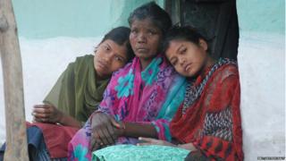 जनार्धन महादेव उईके यांच्या पत्नी आणि मुली