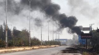 صورة دخان يتصاعد من المناطق التي قصفت في غرب حلب