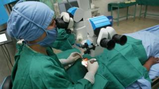 Un médico cubano practicando una operación.