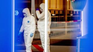 Forenses en la escena del crimen