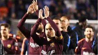 Andres Iniesta pẹ̀lú àwọn akẹgbẹ̀ rẹ̀ ní ikọ̀ Barcelona
