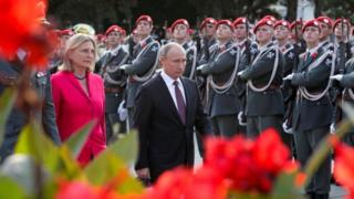 Austrian Foreign Minister Karin Kneissl (left) and Russian President Vladimir Putin (2nd left) arrive at the Red Army memorial in Vienna to lay down a wreath. Photo: June 2018