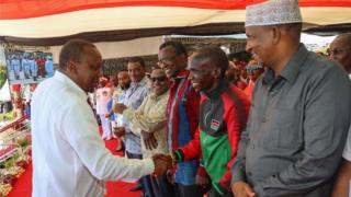 Rais wa Kenya Uhuru Kenyatta akizungumza na mwanariadha Eliud Kipchoge
