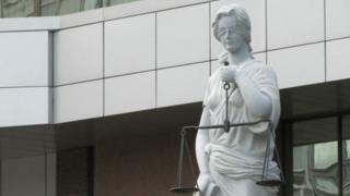Скульптура на тему правосуддя