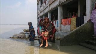 বন্যায় দূর্গত স্থানীয় বাসিন্দারা