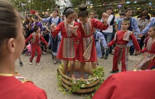 orang armenia menari