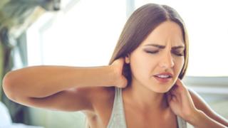 Mujer con dolor en el cuello