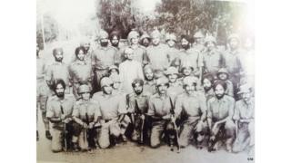 डोगरई की लड़ाई में भाग लेने वाले सैनिक प्रधानमंत्री लाल बहादुर शास्त्री के साथ. शास्त्री के ठीक पीछे हैं कर्नल हेड.