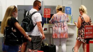 Turistas británicos en un aeropuerto