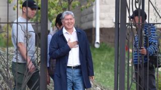 Экс-президент Алмазбек Атамбаев Кой-Таш айылындагы үйүнүн короосунда