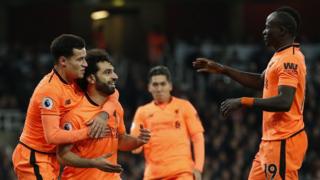 صلاح يحتفل بهدفه مع كوتينيو وماني