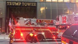 Bomberos en la torre Trump de Nueva York.