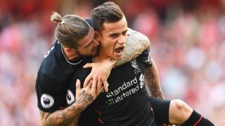 Kiungo wa kati wa Liverpool Phillipe Coutinho ni moto wa kuotea mbali katika lango la Arsenal