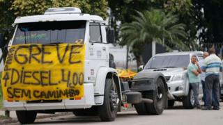 Caminhão parado em rodovia no Rio de Janeiro