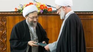 صادق لاریجانی رییس قوه قضاییه (سمت چپ) در مراسم معارفه محمدجعفر منتظری به عنوان دادستان کل کشور