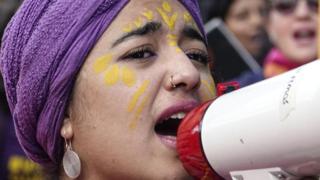 كيف يمكن أن يتحكم عدد قليل من الناس في مصير أمة بأسرها؟