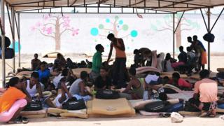 ኢትዮጵያውያን ስደተኞች በጅቡቲ መጠለያ ጣብያ ውስጥ እረፍት እያደረጉ