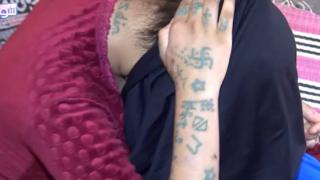 Снимок экрана с телеканала Chouf, показывающий татуированную руку жертвы