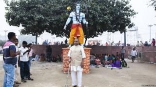 हिंदू देवता राम का प्रतिनिधित्व करने वाले त्रिलोकी नाथ पांडे