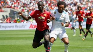 Eric Bailly (yambaye iyitukura) aha yariko ahatana na Marcelo (yambaye iyera) wa Real Madrid, azomara amezi atatu adakinye