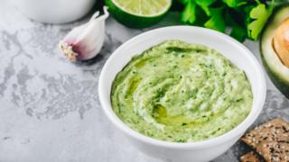 Un plato de salsa de aguacate