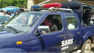 Aworan awọn ọlọpaa to gbe adigunjale si inu ọkọ