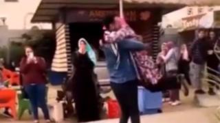 طالب يحتضن طالبة في حرم جامعة المنصورة