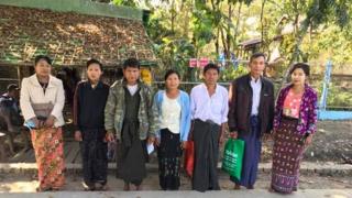 ရေကောင်းချောင်း ကျေးရွာအုပ်ချုပ်ရေးမှူးနဲ့ တိုင်းရင်းဆေးဆရာတို့ကို ရုံးချိန်းစစ်ဆေးမှုအတွင်း မိသားစုနဲ့ အတူတွေ့ရပုံ