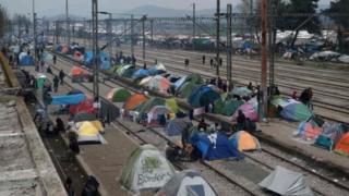 Ibihumbi n’ibihumbi vy’abimukira n’impunzi bamaze imisi bari mw’ikambi iri ku rubibe rw’Ubugiliki na Macedonia