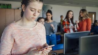 Adolescente que sufre cyber bullying.