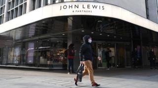 Покупатель проходит мимо витрины John Lewis