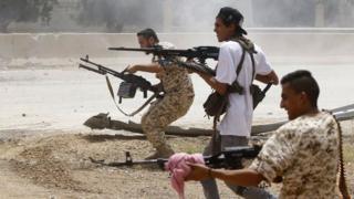 Ciidamada dowladda Liibiya ayaa dagaal kula jira kuwa Khaliifa Xafdar