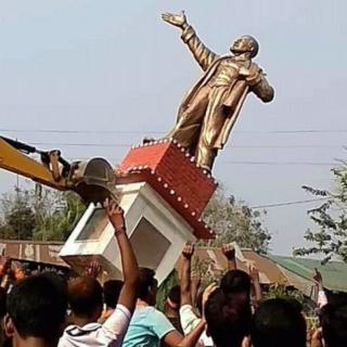 लेनिनचा पुतळा पाडताना