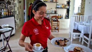 Camarera en Cuba