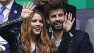 Shakira y Gerard Piqué en las gradas