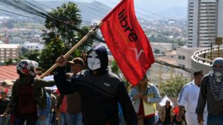 Protestas de seguidores de la oposición marchan hacia la embajada de EE.UU. en Honduras